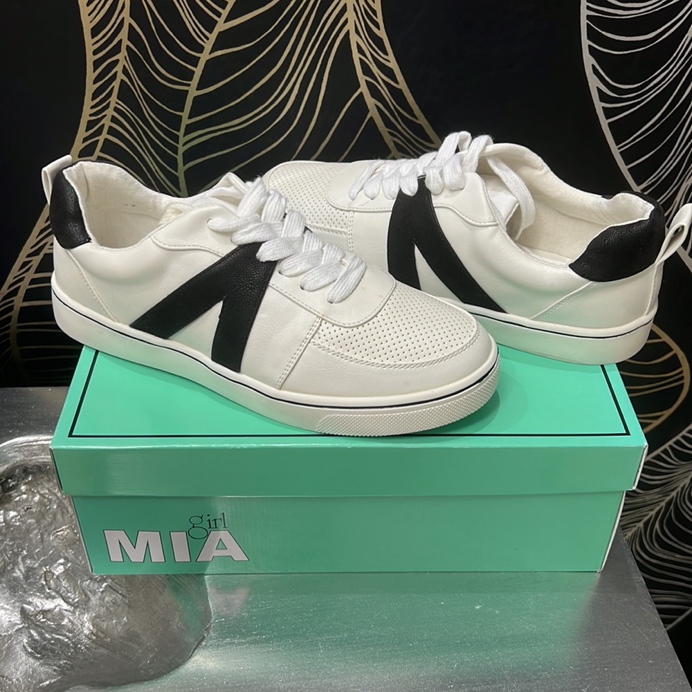 Mia Sneakers